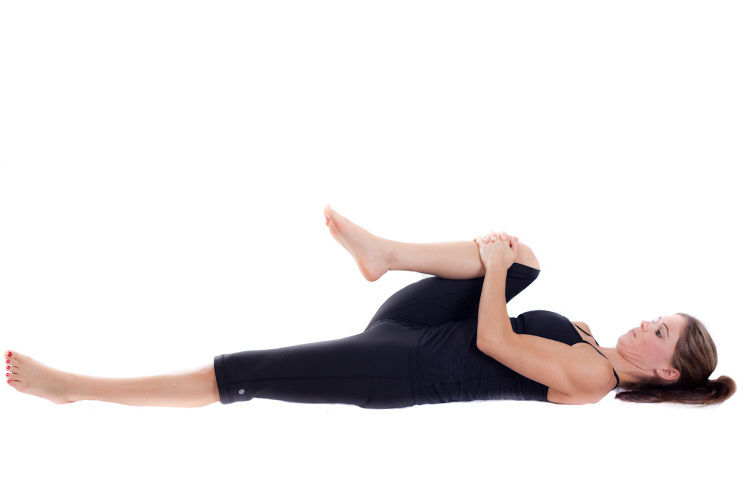 Упражнения лежа видео. Супта Павана Муктасана. Растяжка ног лежа на спине. Лежа на спине. Растяжка бедра лежа на спине.